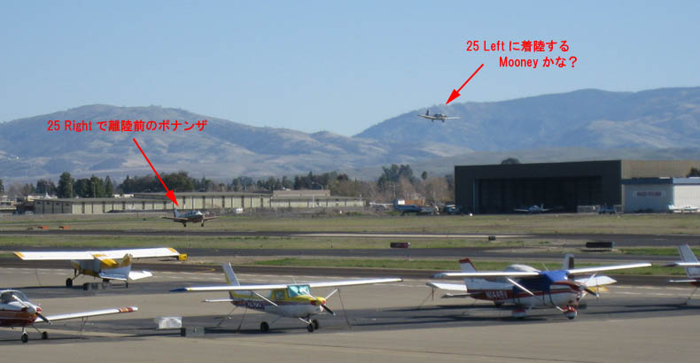 Runway 25に離着陸する飛行機。