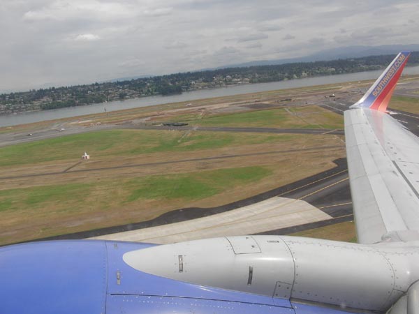 ポートランド空港から離陸中　白いポツンと見えるのがPortland VOR