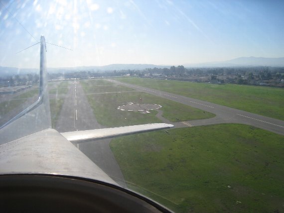 Reid Hillviewのメイン滑走路(Runway 31 Right)からRight Downwind Departureで離陸。
