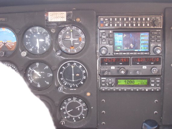 Cessna-172, N-737TXの内装。 昔はLoran-Cが装備されて居ましたが、今ではIFR Approachが出来るGPSが搭載されています。