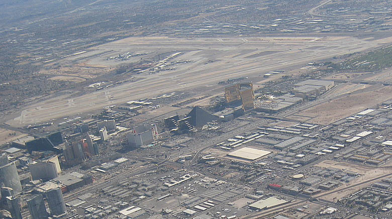 ラスベガス空港とホテル・ビル群の写真