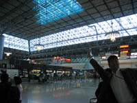 台湾桃園国際空港んじょロビーです。　台湾の経済力の安定性を感じます。