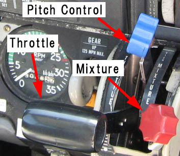 Constant Speed Propellerڂꂽs@̃GWRg[B@^񒆂Propeller ControlAPitch ControlƂB