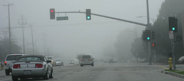 霧で前が良く見えない道路状況。カルフォルニア州　San Joseにて