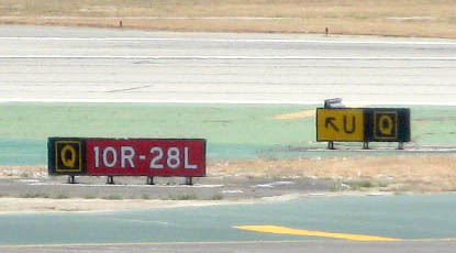 Taxiway Location SignとRunway　そして　Direction Sign