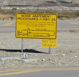 Information Sign 騒音対策 Noise Abatement Procedure